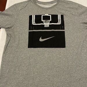 B0223 NWOT- Men’s Grey Nike XL T-shirt